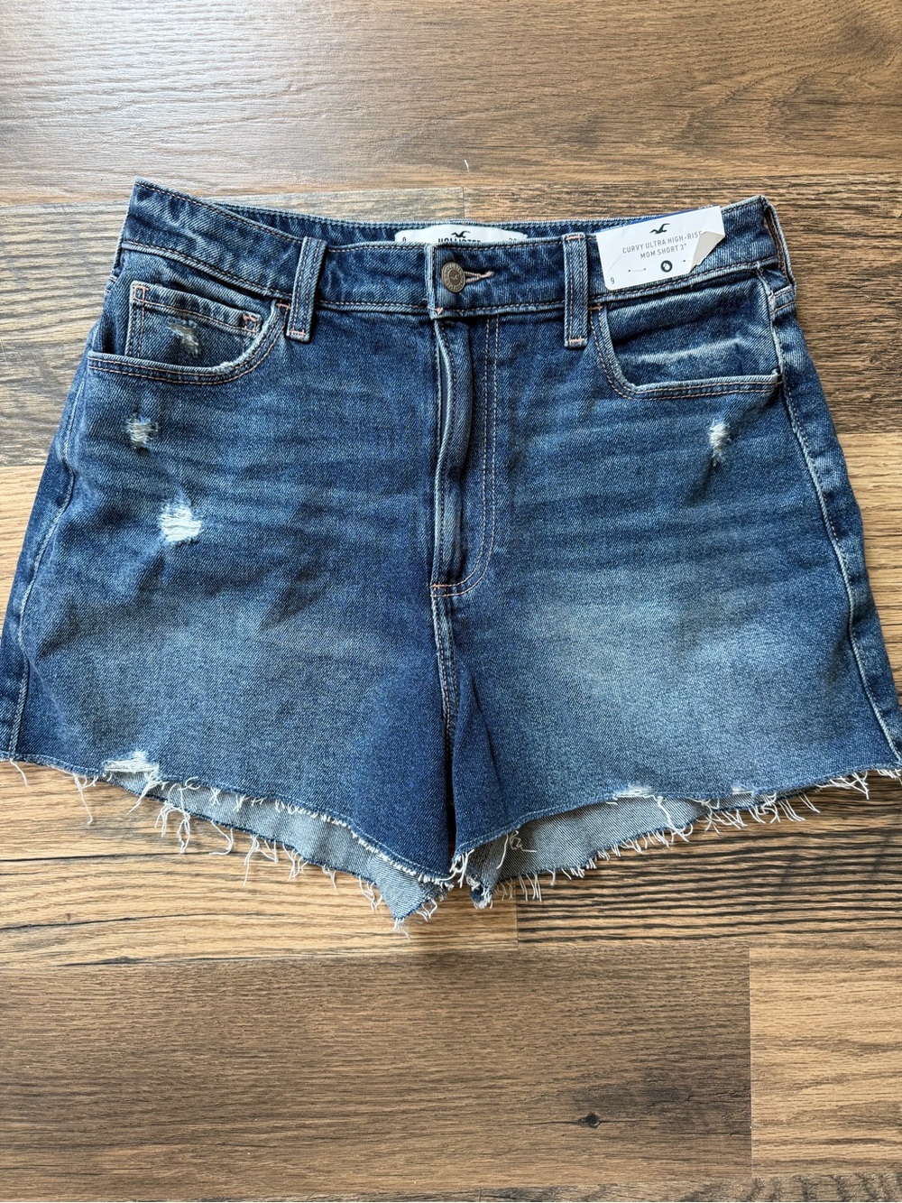 Hollister Curvy Ultra High Rise Mom Denim Cutoff Shorts in Dark Blue - Women's